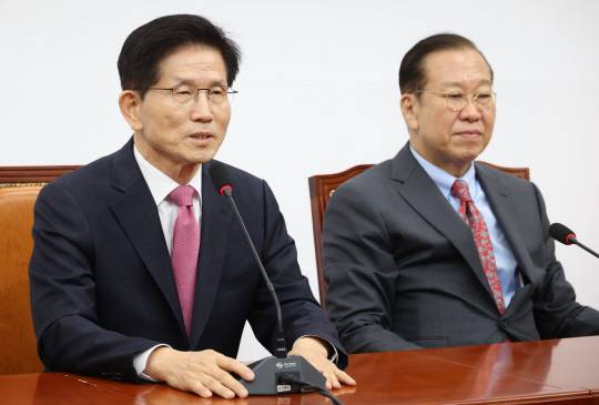 김문수(왼쪽) 전 고용노동부 장관이 9일 오전 서울 여의도 국회에서 국민의힘 입당 소감을 밝히고 있다. 왼쪽부터 권성동 원내대표, 김 전 장관