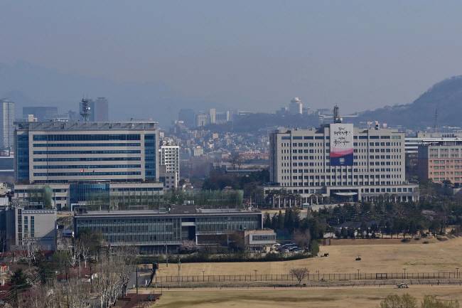 대통령실 어디로… 윤석열 전 대통령 파면으로 조기 대선이 치러지면서 대통령실이 어디에 자리 잡을지 관심이 쏠리는 가운데, 지난 7일 서울 용산에 대통령실(오른쪽 큰 건물)과 국방부·합동참모본부 청사(왼쪽 큰 건물)가 나란히 서 있다.  문호남 기자
