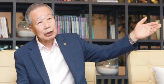 김신조 원로 목사가 2020년 8월 서울 구로구 신도림동 서울성락교회 크리스천세계선교센터에서 가진 문화일보 인터뷰에서 청와대 앞에서 쫓길 당시 총 한 발 쏘지 않고 남쪽으로 도망간 뒤 투항한 사실을 처음 공개하고 있다. 김 목사는 북한에서 ‘김신조 루트’를 거쳐 남한에 정착한 뒤, 지금은 신앙인으로서 제3의 삶을 통해 ‘천국 루트’를 안내하는 소임을 맡고 있다고 말했다. 문화일보 자료사진