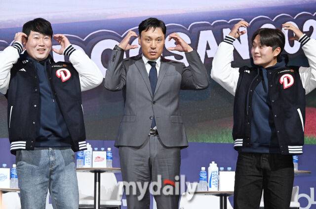 두산 베어스 양의지, 이승엽 감독, 김택연(왼쪽부터)이 20일 오후 서울 잠실 롯데호텔 월드에서 진행된 '2025 프로야구 KBO 미디어데이'에서 포토타임을 갖고 있다. 올시즌에는 맞춤형 피치클락 도입, 연장전 이닝 축소(12회→11회), 비디오판독 대상 확대 등 리그의 공정성을 강화하고 박진감 넘치는 경기를 선보이기 위한 다양한 조치들이 이루어 진다. 2025 KBO리그는 22일 오후 2시 잠실, 문학, 수원, 대구, 광주 등 5개 구장에서 일제히 개막한다./마이데일리