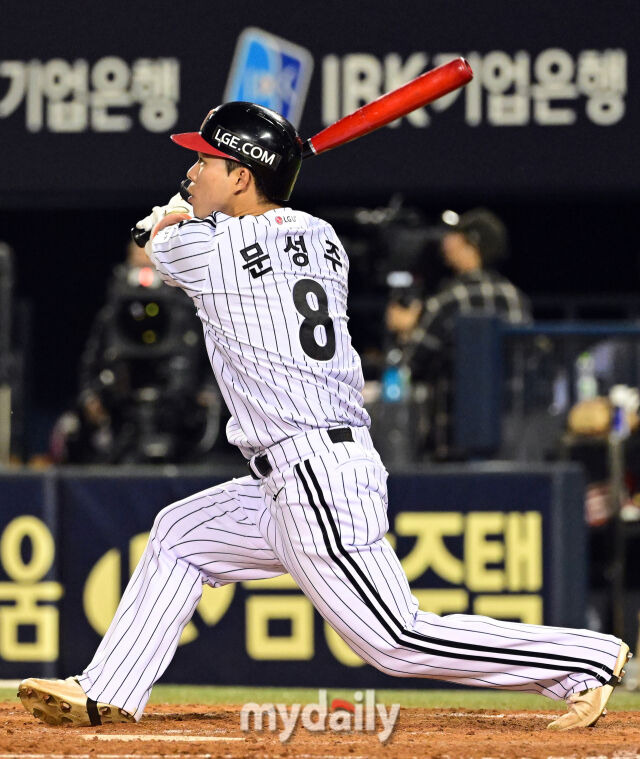 2025년 3월 26일 오후 서울잠실구장에서 진행된 '2025 신한 SOL뱅크 KBO 리그' 한화 이글스와 LG 트윈스의 경기. LG 문성주가 3회말 1사 3루서 좌익수 희생플라이로 선취타점을 올리고 있다./마이데일리