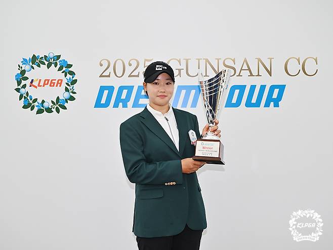 우승 트로피를 들고 포즈를 취한 김민솔. [사진=KLPGA]
