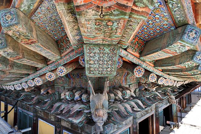 가까이에서 본 경주 불국사 대웅전 단청의 모습. 건물 전체가 박물관 안에 전시돼야 할만큼 예술적으로 탁월하다.    [필자 제공·국립문화유산연구원]