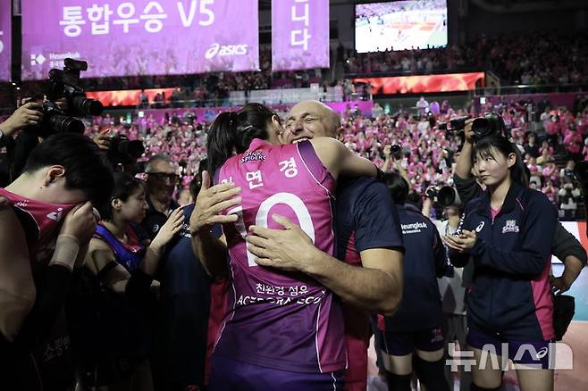 [인천=뉴시스] 정병혁 기자 = 8일 인천 부평구 삼산월드체육관에서 열린 2024-2025 V-리그 여자부 챔피언결정전(5전 3선승제) 5차전 흥국생명 핑크스파이더스와 정관장 레드스파크스의 경기에서 승리해 통합 우승을 차지한 흥국생명 김연경과 아본단자 감독이 기뻐하고 있다. 2025.04.08. jhope@newsis.com