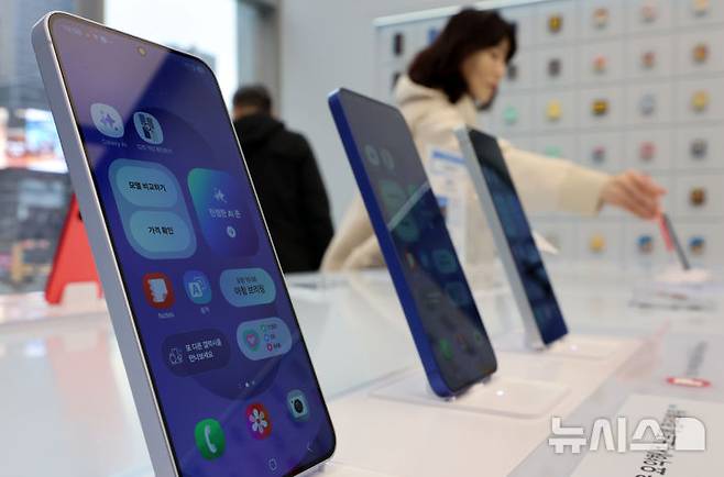 [서울=뉴시스] 김금보 기자 = 28일 서울 서초구 삼성스토어 강남점 갤럭시 스튜디오에서 방문객들이 갤럭시 S25 시리즈를 살펴보고 있다.삼성전자 '갤럭시 S25' 시리즈가 역대 갤럭시 시리즈중 가장 빠르게 국내 100만대 판매 신기록을 달성했다. 2025.02.28. kgb@newsis.com