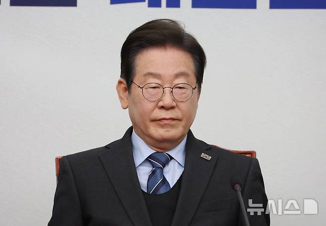 [서울=뉴시스] 고승민 기자 = 이재명 더불어민주당 대표가 9일 서울 여의도 국회에서 열린 최고위원회의에서 최고위원들의 발언 동안 생각에 잠겨 있다. 2025.04.09. kkssmm99@newsis.com