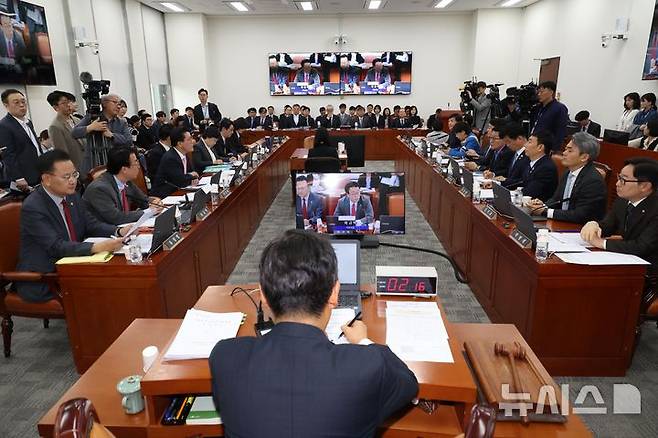 [서울=뉴시스] 조성봉 기자 = 정청래 국회 법사위원장이  9일 오전 서울 여의도 국회에서 열린 법제사법위원회 전체회의에서 회의를 주재하고 있다. 2025.04.09. suncho21@newsis.com