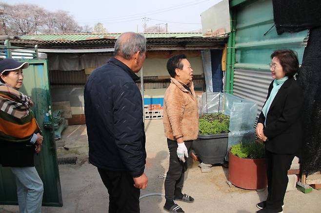 [논산=뉴시스]김동연 경기지사 부인인 정우영씨가 자신의 고향이 논산 강경을 찾아 주민들과 대화를 나누고 있다. 2025. 04. 09 photo@newsis.com *재판매 및 DB 금지