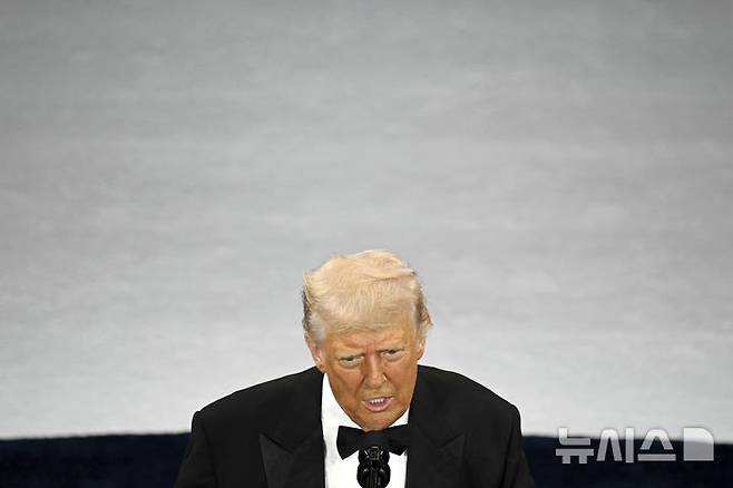 [워싱턴=AP/뉴시스]도널드 트럼프 미국 대통령이 8일(현지 시간) 워싱턴DC 국가건설박물관에서 열린 전국공화당하원위원회(NRCC)에 참석해 연설하고 있다. 2025.04.09.