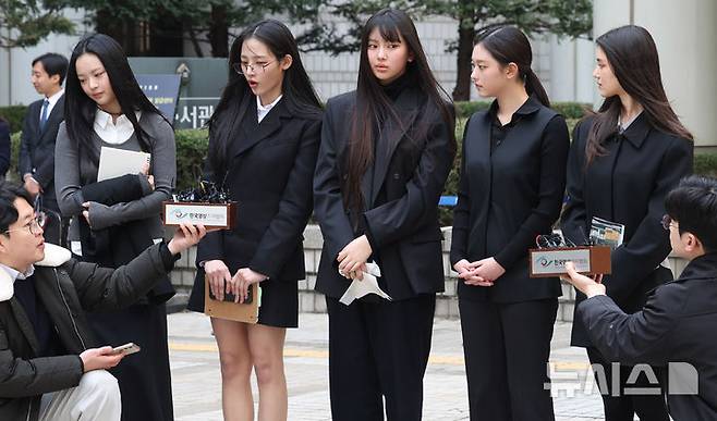 [서울=뉴시스] 추상철 기자 = 그룹 뉴진스(NJZ 하니, 민지, 혜인, 해린, 다니엘)가 7일 오후 서울 서초구 서울중앙지방법원에서 열린 '어도어, 뉴진스 상대 기획사 지위보전 및 광고계약 체결 등 금지 가처분' 심문기일을 마친 후 취재진의 질문에 답변하고 있다. 2025.03.07. scchoo@newsis.com