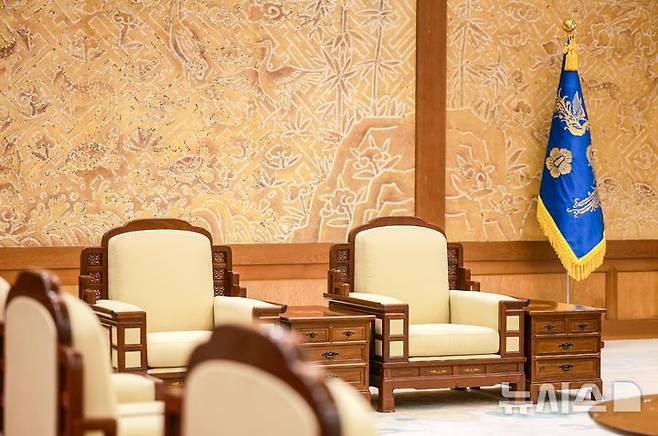 [서울=뉴시스] 정병혁 기자 = 윤석열 전 대통령에 대한 헌법재판소의 탄핵 선고 후 청와대를 찾는 발길이 늘어나고 있다. 광화문 등 인근에서 이어지던 탄핵 시위가 멈춘 데다, 조기 대선 후 대통령 집무실의 청와대 복귀 가능성도 나오는데 따른 변화로 읽힌다. 사진은 9일 서울 종로구 청와대 본관 접견실. 2025.04.09. jhope@newsis.com