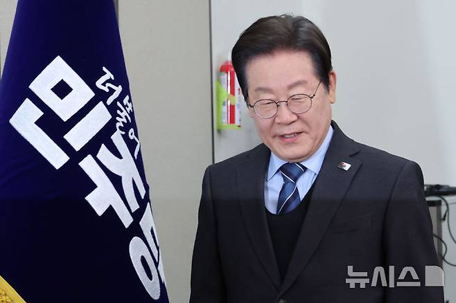 [서울=뉴시스] 권창회 기자 = 이재명 더불어민주당 대표가 9일 오전 서울 여의도 국회에서 열린 최고위원회의에 참석하고있다. 2025.04.09. kch0523@newsis.com