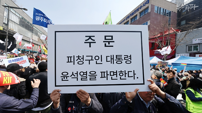 지난 4일, 헌법재판소는 대통령 윤석열에 대한 파면을 선고했다. 대통령기록물법에서는 대통령의 탄핵 사태를 고려한 규정이 없다. 이로 인해 대통령기록물 이관 작업에 차질이 생길 전망이다.&nbsp;&nbsp;
