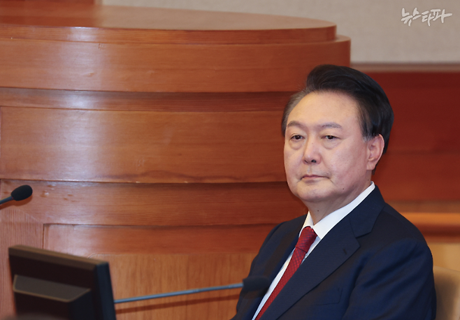 헌법재판소에서 열린 대통령 탄핵 심판 변론기일에 출석한 윤석열의 모습. 윤석열 정권은 '대통령비서실 직원 명단을 공개하라'는 대법원 확정판결 후에도 "대통령지정기록물 지정 절차가 진행 중이다"며 공개를 거부했다.&nbsp;