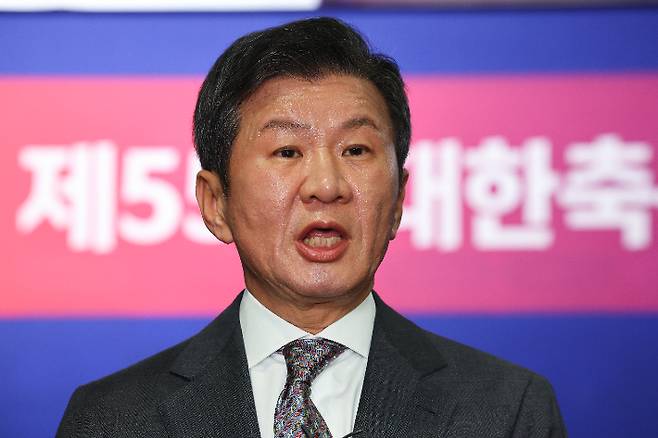 대한축구협회장 4연임에 성공한 정몽규 회장이 지난 2월 26일 서울 종로구 축구회관에서 열린 제55대 대한축구협회 회장 선거에서 당선이 확정된 뒤 소감을 밝히고 있다. 연합뉴스