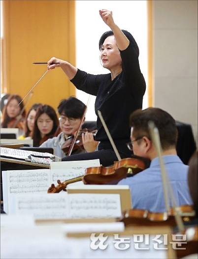 청주시향 합주실에서 만난 김 감독. 90여명의 연주를 하나의 음악으로 만들어 가고 있다.