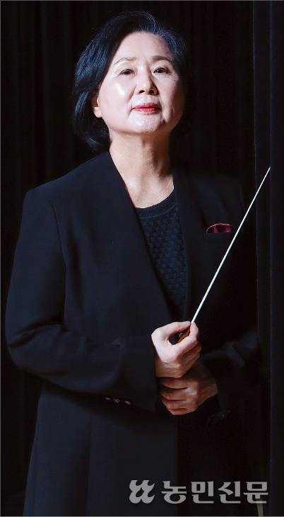 국내 최초 여성 지휘자 김경희 청주시향 예술감독은 “지휘봉을 들고 포디움(지휘대) 위에 설 때면 천하를 다 가진 것 같은 기분이 든다”고 말한다.