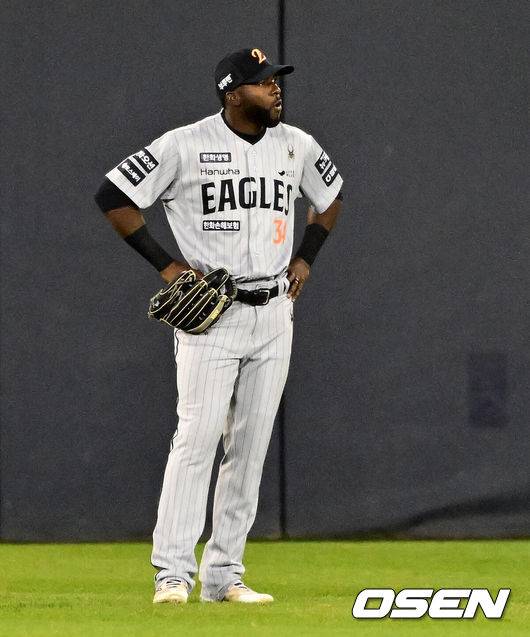 [OSEN=지형준 기자] 8일 오후 서울 잠실야구장에서 2025 신한 SOL Bank KBO리그 두산 베어스와 한화 이글스의 경기가 열렸다.이날 두산은 최승용, 한화는 문동주를 선발로 내세웠다.4회말 2사 2루에서 한화 플로리얼이 두산 박계범의 1타점 중전 적시타에 포구 실책을 범하며 아쉬워하고 있다. 박계범은 홈까지 내달리며 역전에 성공. 2025.04.08 / jpnews@osen.co.kr