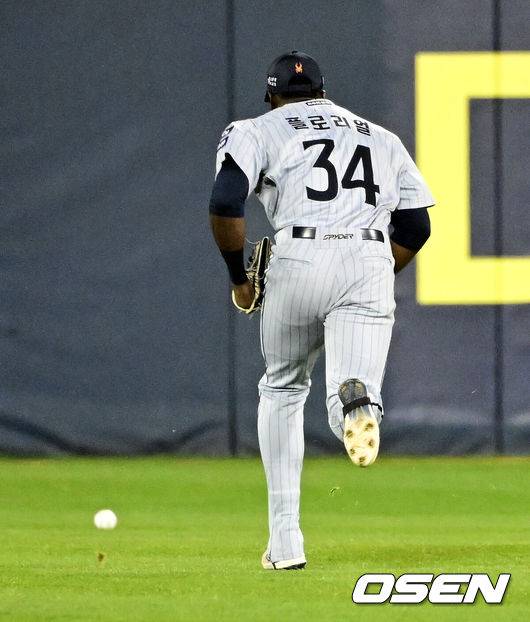 [OSEN=지형준 기자] 8일 오후 서울 잠실야구장에서 2025 신한 SOL Bank KBO리그 두산 베어스와 한화 이글스의 경기가 열렸다.이날 두산은 최승용, 한화는 문동주를 선발로 내세웠다.4회말 2사 2루에서 한화 플로리얼이 두산 박계범의 1타점 중전 적시타에 포구 실책을 범하고 있다. 박계범은 홈까지 내달리며 역전에 성공. 2025.04.08 / jpnews@osen.co.kr