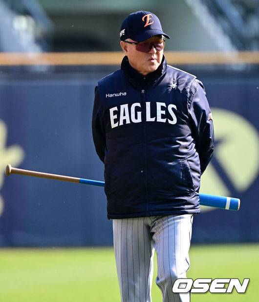 [OSEN=지형준 기자] 8일 오후 서울 잠실야구장에서 2025 신한 SOL Bank KBO리그 두산 베어스와 한화 이글스의 경기가 열렸다.이날 두산은 최승용, 한화는 문동주를 선발로 내세웠다.한화 김경문 감독이 훈련을 지켜보고 있다. 2025.04.08 /