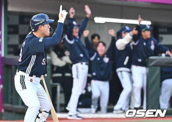 [OSEN=부산, 이석우 기자] 6일 부산 사직야구장에서 2025 신한 SOL 뱅크 KBO 리그 롯데 자이언츠와 두산 베어스의 경기가 열렸다. 홈팀 롯데는 데이비슨이, 방문팀 두산은 김유성이 선발로 출전했다.두산 베어스 양석환이 8회초 2사 1루 좌월 역전 2점 홈런을 치고 환호하고 있다. 2025.04.06 / foto0307@osen.co.kr