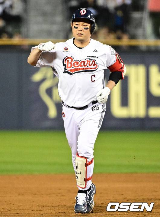 [OSEN=지형준 기자] 8일 오후 서울 잠실야구장에서 2025 신한 SOL Bank KBO리그 두산 베어스와 한화 이글스의 경기가 열렸다.이날 두산은 최승용, 한화는 문동주를 선발로 내세웠다.4회말 무사에서 두산 양의지가 좌월 솔로포를 날리며 그라운드를 돌고 있다. 2025.04.08 /