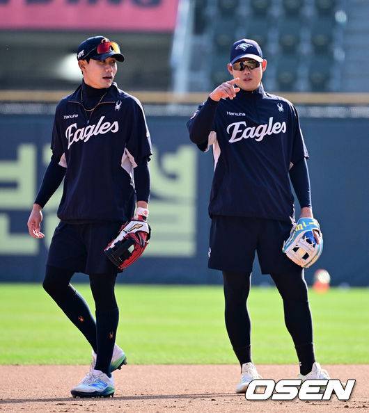 [OSEN=지형준 기자] 8일 오후 서울 잠실야구장에서 2025 신한 SOL Bank KBO리그 두산 베어스와 한화 이글스의 경기가 열렸다. 한화 심우준, 하주석이 수비 훈련을 하고 있다. 2025.04.08 / jpnews@osen.co.kr