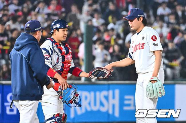 [OSEN=부산, 이석우 기자] 8일 부산 사직야구장에서 2025 신한 SOL 뱅크 KBO 리그 롯데 자이언츠와 KIA 타이거즈의 경기가 열렸다. 홈팀 롯데는 김진욱이, 방문팀 KIA는 김도현이 선발로 출전했다.롯데 자이언츠 정철원이 8회초 1사 1,2루 KIA 타이거즈 김태군에게 좌익수 왼쪽 1타점 안타를 맞고 교체되고 있다. 2025.04.08 / foto0307@osen.co.kr