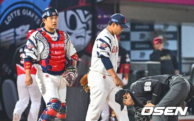 [OSEN=부산, 이석우 기자] 8일 부산 사직야구장에서 2025 신한 SOL 뱅크 KBO 리그 롯데 자이언츠와 KIA 타이거즈의 경기가 열렸다. 홈팀 롯데는 김진욱이, 방문팀 KIA는 김도현이 선발로 출전했다.롯데 자이언츠 박진이 6회초 2사 만루 KIA 타이거즈 변우혁에게 역전 2타점 중견수 앞 안타를 맞고 아쉬워하고 있다. 2025.04.08 / foto0307@osen.co.kr