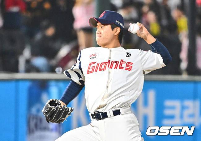 [OSEN=부산, 이석우 기자] 8일 부산 사직야구장에서 2025 신한 SOL 뱅크 KBO 리그 롯데 자이언츠와 KIA 타이거즈의 경기가 열렸다. 홈팀 롯데는 김진욱이, 방문팀 KIA는 김도현이 선발로 출전했다.롯데 자이언츠 정현수가 역투하고 있다. 2025.04.08 / foto0307@osen.co.kr