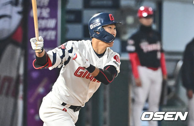 [OSEN=부산, 이석우 기자] 8일 부산 사직야구장에서 2025 신한 SOL 뱅크 KBO 리그 롯데 자이언츠와 KIA 타이거즈의 경기가 열렸다. 홈팀 롯데는 김진욱이, 방문팀 KIA는 김도현이 선발로 출전했다.롯데 자이언츠 박승욱이 4회말 힘찬 타격을 하고 있다. 2025.04.08 / foto0307@osen.co.kr