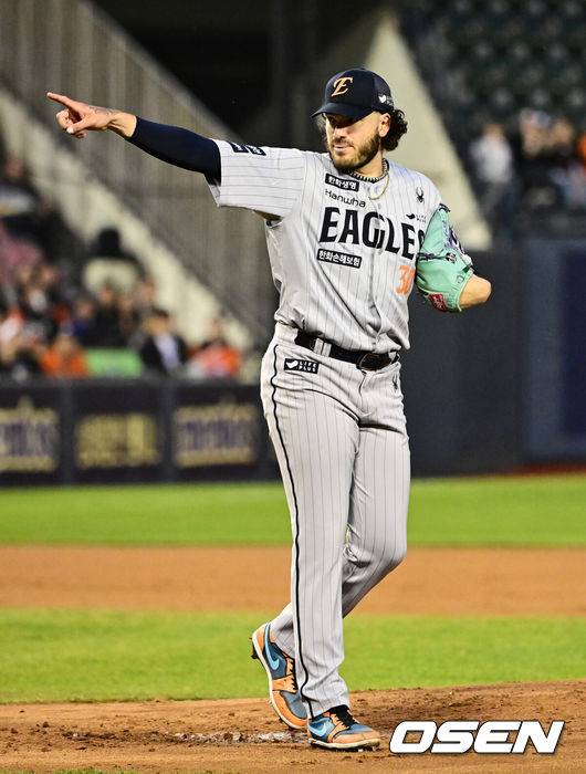 [OSEN=지형준 기자] 9일 오후 서울 잠실야구장에서 2025 신한 SOL Bank KBO리그 두산 베어스와 한화 이글스의 경기가 열렸다.이날 두산은 콜 어빈, 한화는 폰세를 선발로 내세웠다.1회말 무사에서 한화 폰세가 두산 정수빈을 삼진 처리하고 있다. 2025.04.09 / jpnews@osen.co.kr