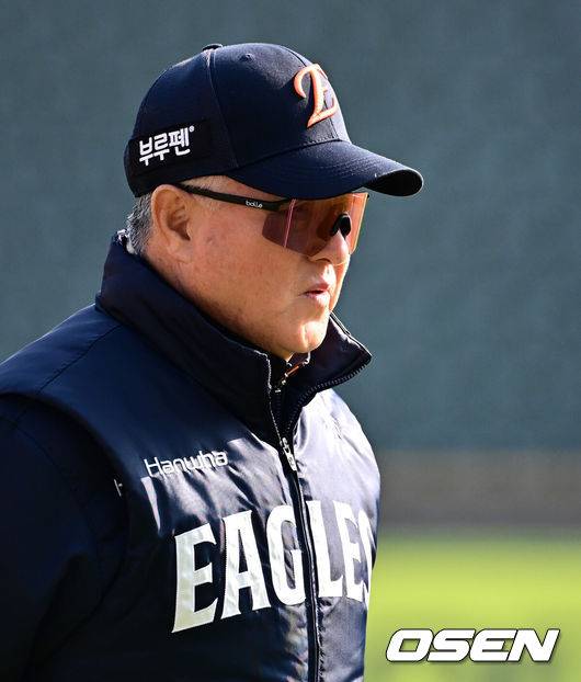 [OSEN=지형준 기자] 8일 오후 서울 잠실야구장에서 2025 신한 SOL Bank KBO리그 두산 베어스와 한화 이글스의 경기가 열렸다.이날 두산은 최승용, 한화는 문동주를 선발로 내세웠다.한화 김경문 감독이 훈련을 지켜보고 있다. 2025.04.08 / jpnews@osen.co.kr