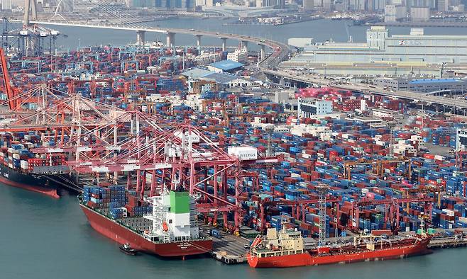 부산항 감만부두 야적장에 컨테이너가 쌓여 있다. 뉴스1