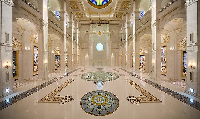 천원궁 천일성전 내부 모습. 12개 대리석 기둥과 양쪽 벽면에 전시된 천일성화가 조화를 이루고 있다. 세계평화통일가정연합 제공