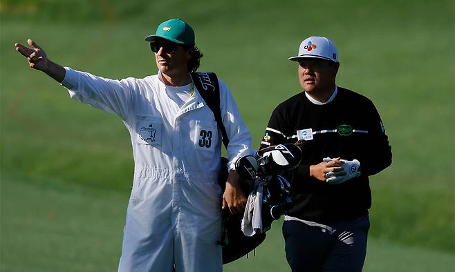 임성재(오른쪽)가 9일 미국 조지아주 오거스타의 오거스타 내셔널 골프클럽에서 연습 라운드를 하던 중 캐디와 이야기를 나누며 걸어가고 있다. 오거스타=UPI연합뉴스