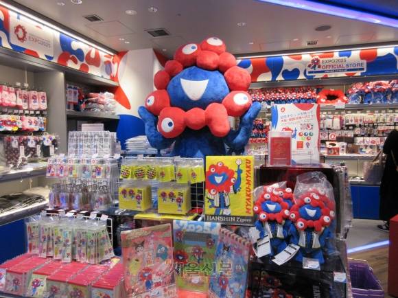 고속철도인 신칸센을 탈 수 있는 신오사카역의 엑스포 기념품 샵. 명희진 특파원