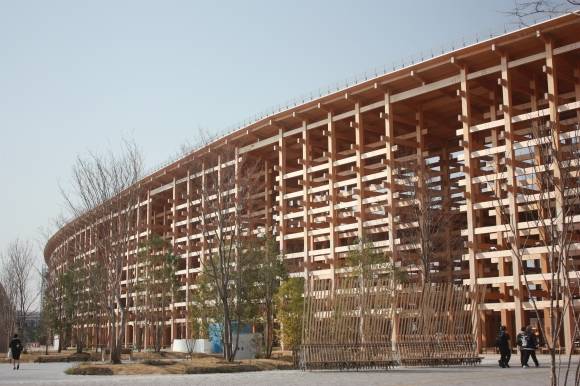 박람회장을 둘러싸고 있는 세계 최대 목재 건축물인 ‘그랜드 링’. 삼나무와 편백을 일본 전통 공법으로 짜 맞췄다. 둘레 약 2㎞, 폭 30m, 최대 높이 20m.  연합뉴스