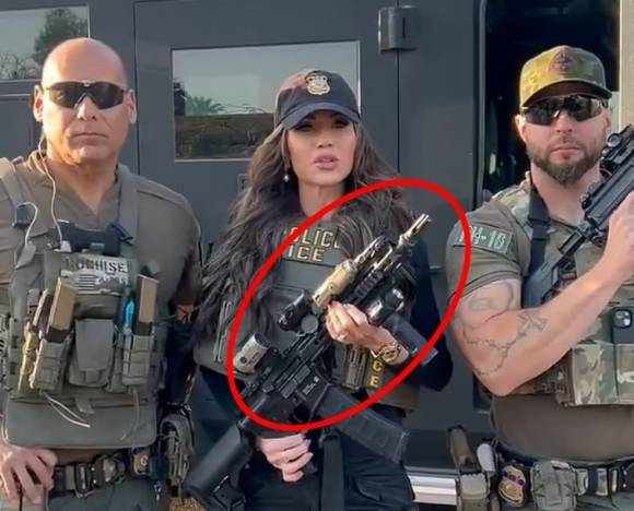 크리스티 놈 미 국토안보부 장관이 8일(현지시간) 애리조나주(州)에서 범죄를 저지른 불법 이민자들을 체포하는 모습의 홍보 영상에 등장했다. 엑스 영상 캡처