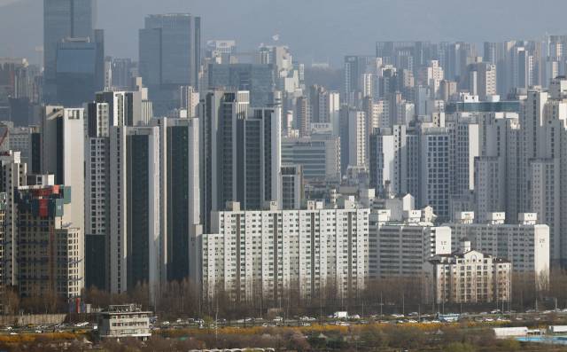서울 한강 인근에서 바라본 서초구와 강남구 일대 아파트의 모습. 연합뉴스
