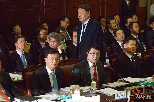 2013년 10월21일 국회 국정감사에서 국정원 댓글 사건 수사팀장이던 윤석열 여주지청장이 조영곤 서울중앙지검장이 있는 자리를 지나가고 있다. ⓒ시사IN 이명익