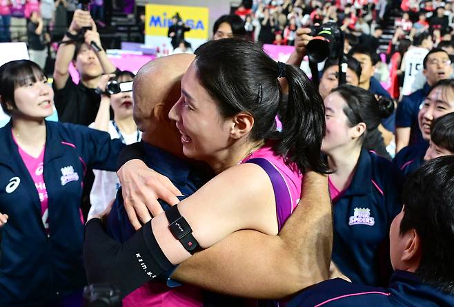 마르첼로 아본단자 감독과 김연경이 8일 인천 삼산월드체육관에서 열린 정관장과 챔피언결정 5차전 승리 후 포옹하고 있다. KOVO 제공