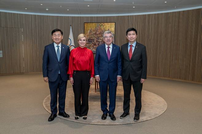 (왼쪽부터)김관영 전북도지사, 콜린다 그라바르 키타로비치 하계올림픽미래유치위원장, 토마스 바흐 IOC위원장, 유승민 대한체육회장 사진 ⓒIOC