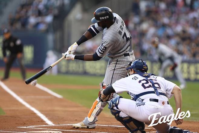 ▲ 한화 에스테반 플로리얼은 8일과 9일 두산 베어스를 상대로 2경기 연속 멀티히트를 기록했다. 최근 4경기 가운데 3경기가 멀티히트다. ⓒ 한화 이글스