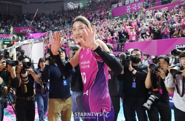 김연경이 우승 확정 후 팬들을 향해 손을 흔들고 있다. /사진=김진경 대기자
