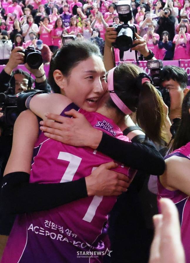 김연경(왼쪽)이 우승 확정 후 절친 김수지와 포옹을 나누고 있다.  /사진=김진경 대기자