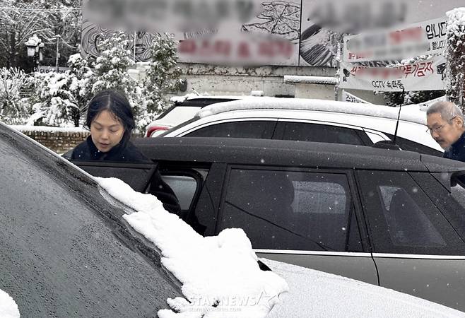 (서울=뉴스1) 박혜성 기자 = 홍상수 감독(64)과 연인 사이인 배우 김민희(42)가 임신한 것으로 알려졌다.  17일 디스패치에 따르면 김민희는 지난해 여름 홍상수 감독의 아이를 자연 임신한 것을 알았으며, 올 봄 출산 예정이라고 보도했다. 사진은 임신 초기인 지난해 11월 27일 하얀 눈이 내리던 날 경기도 양평 인근 식당을 김민희와 함께 찾은 홍상수 감독. (뉴스1`DB)2025.1.17/뉴스1  Copyright (C) 뉴스1. All rights reserved. 무단 전재 및 재배포,  AI학습 이용 금지. /사진=(서울=뉴스1) 박혜성 기자