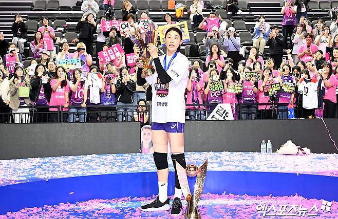 흥국생명 김연경이 8일 인천 삼산월드체육관에서 열린 V리그 여자부 챔피언결정전 5차전 정관장과의 경기에서 승리 후 우승한 뒤 기념촬영하고 있다. 엑스포츠뉴스 인천, 김한준 기자