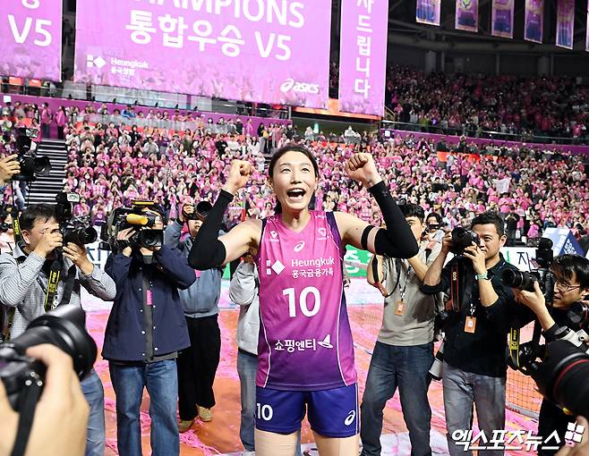 흥국생명 김연경이 8일 인천 삼산월드체육관에서 열린 V리그 여자부 챔피언결정전 5차전 정관장과의 경기에서 승리 후 우승한 뒤 세리머니하고 있다. 엑스포츠뉴스 인천, 김한준 기자