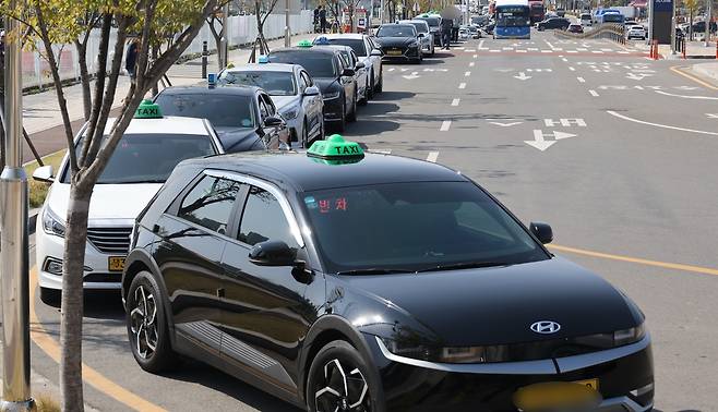 서대구역 앞 택시 줄 [촬영 황수빈]